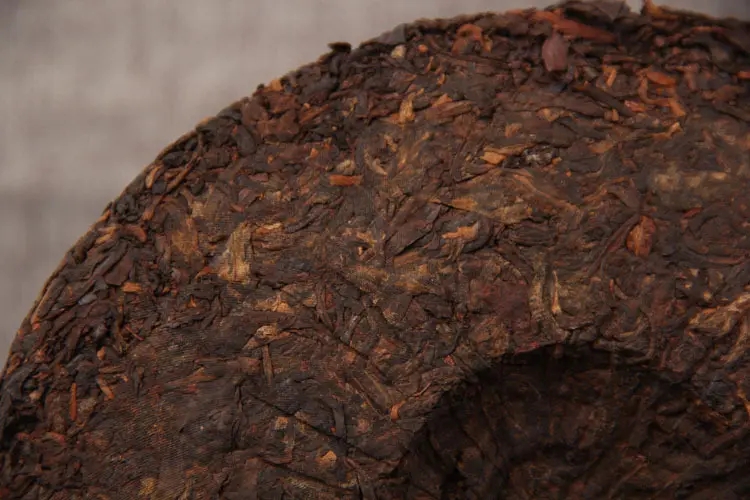 如何判斷普洱茶是否發(fā)霉？發(fā)霉的普洱茶應(yīng)該怎么處理？