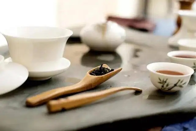 為什么有時(shí)喝茶嗓子會(huì)發(fā)干？