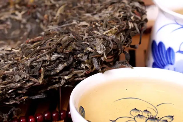 喝普洱茶，生茶和熟茶哪個(gè)更適合你？